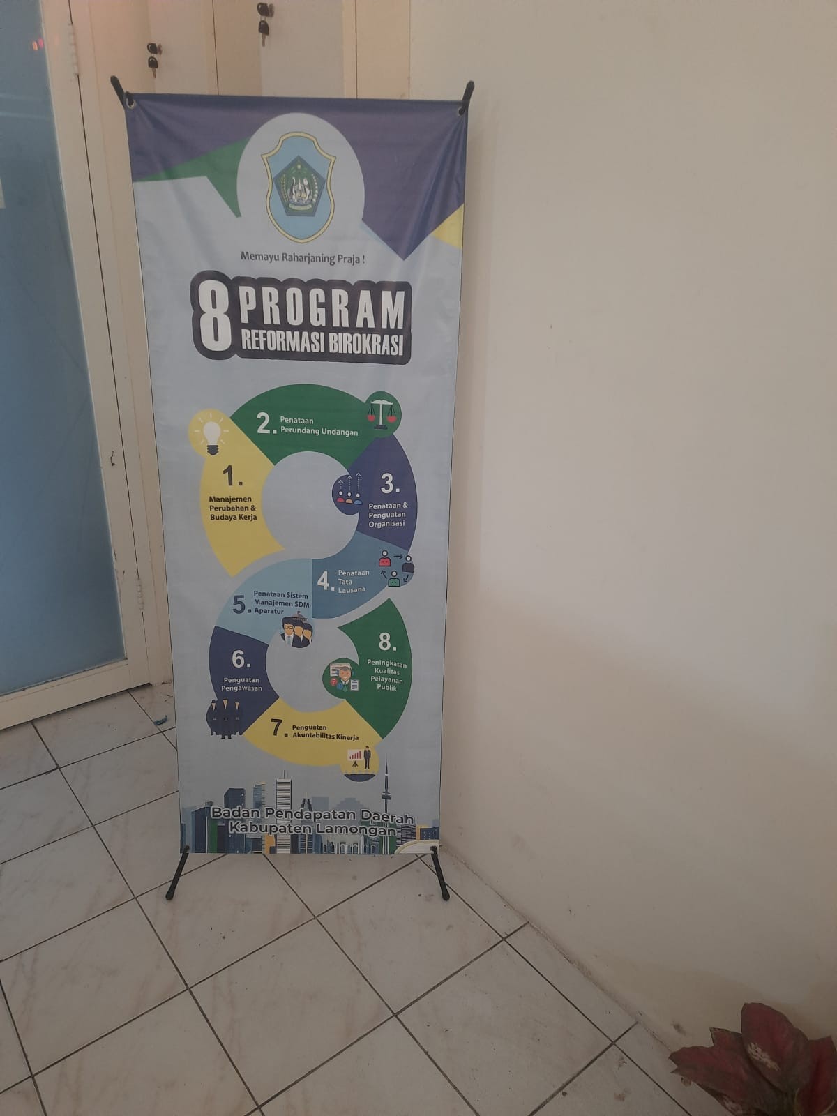 Bentuk Sosialisasi Pembangunan Zona Integritas dengan Pemasangan Banner di Lorong Badan Pendapatan Daerah Pemerintah Kabupaten Lamongan